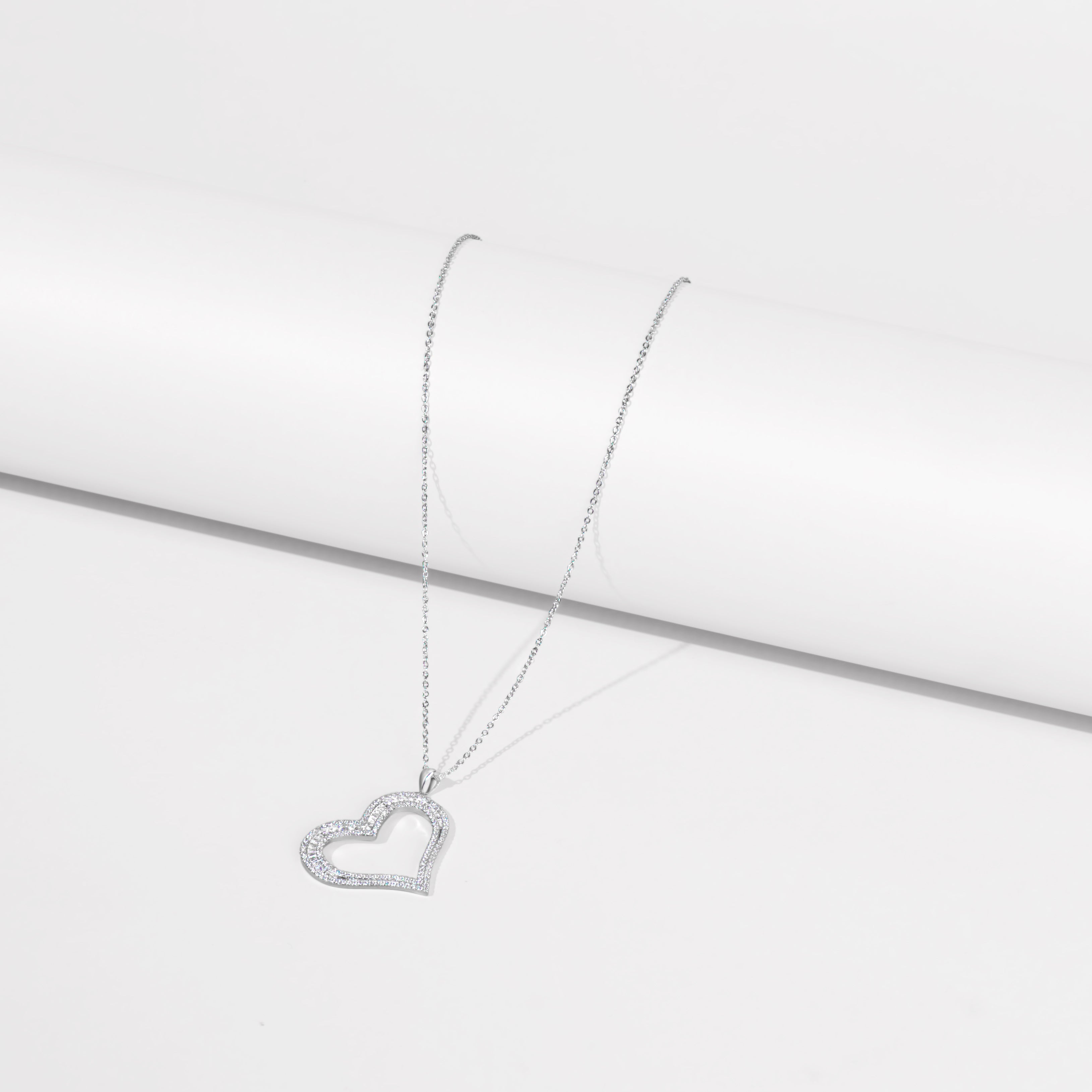 Vera heart necklace Secondary image